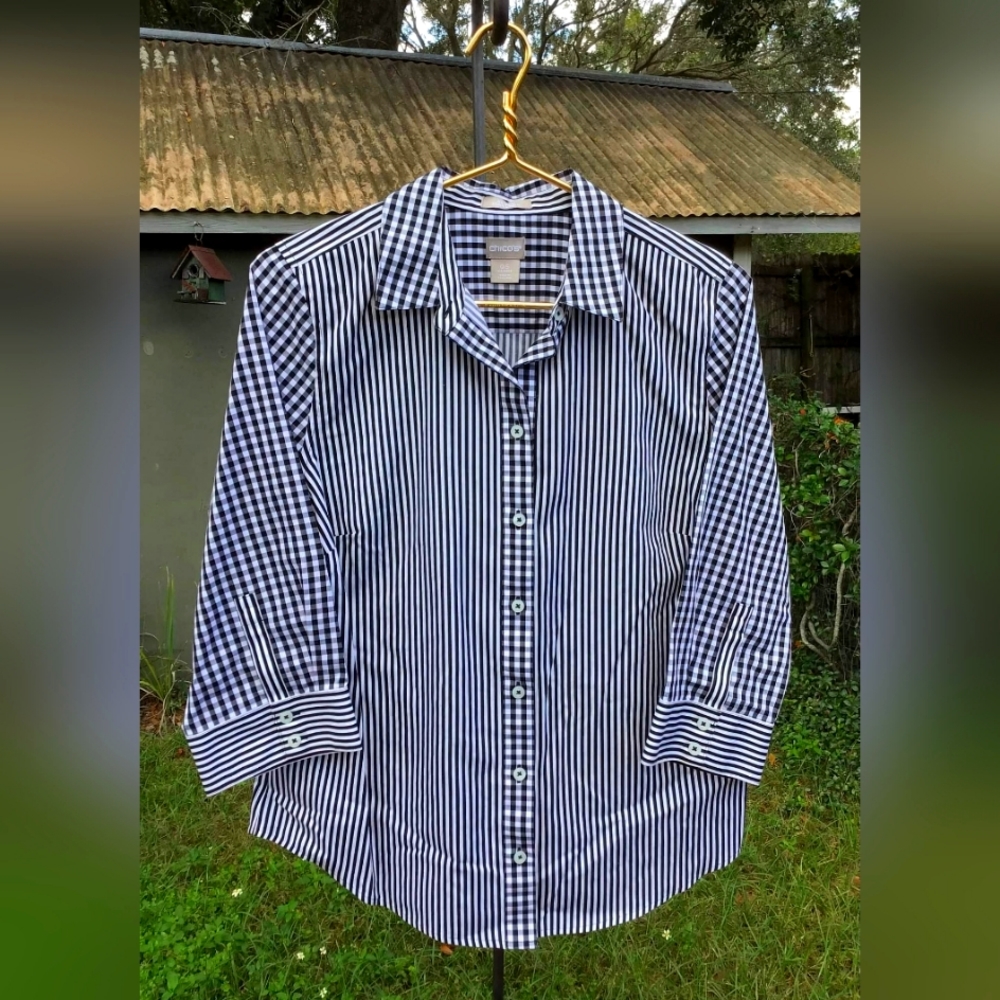 Chico's Size 05 No Iron/Stain Resistant Blouse, Black and White in color.